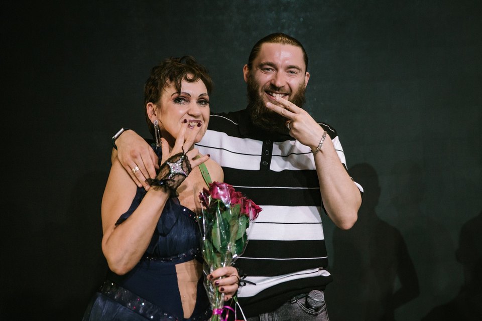 Денис Кочергин с ученицей и цветами после танцевального спектакля