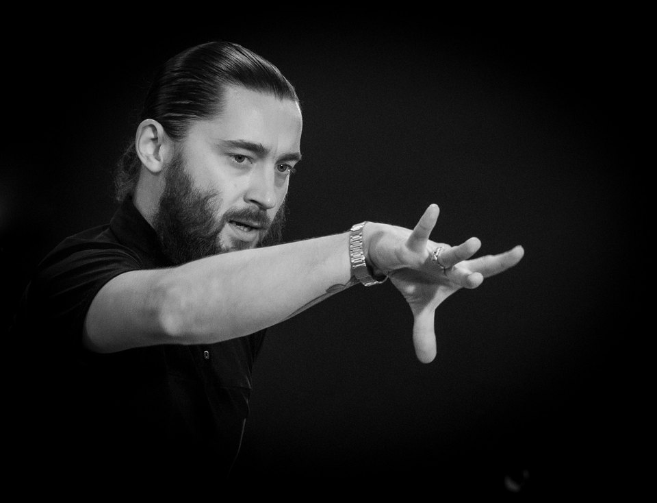 Денис Кочергин, тренер школы DanzAventura, показывает движение латиноамериканской программы