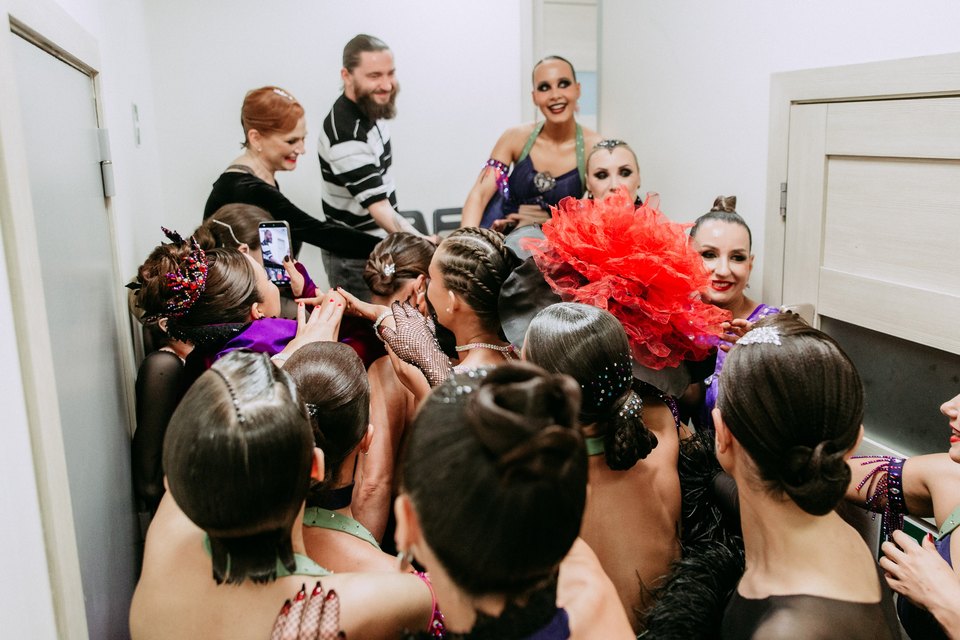 Ученицы школы DanzAventura готовятся в гримёрке перед танцевальным спектаклем «Поцелуй вампира»