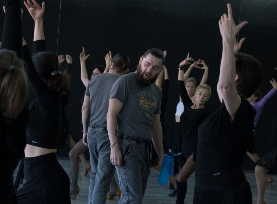 Групповое занятие по латиноамериканским танцам для взрослых в школе DanzAventura в Санкт-Петербурге