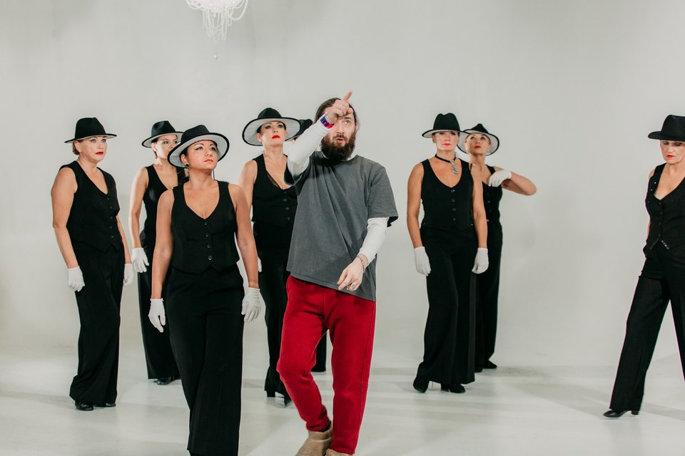 Танцовщицы в шляпах и тренер на съёмке клипа школы DanzAventura