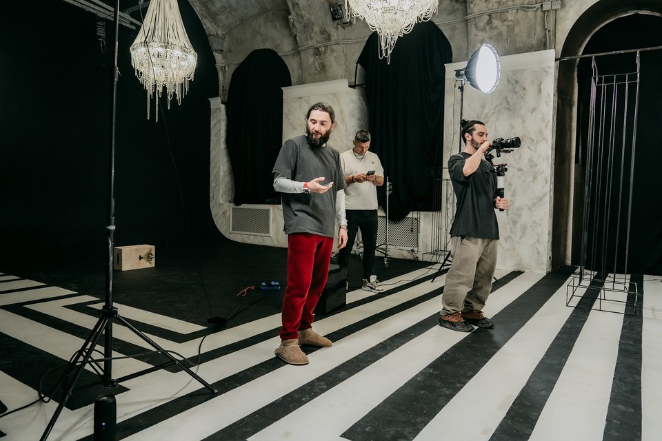 Съёмочная площадка танцевального клипа школы DanzAventura: свет, камера, Денис Кочергин в кадре