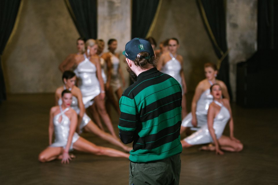 Ученицы школы DanzAventura в серебристых костюмах на съёмках танцевального клипа